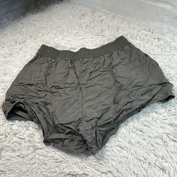 Lululemon Feeling Femme Short 5.5" Grey Sage - Picture 4 of 7